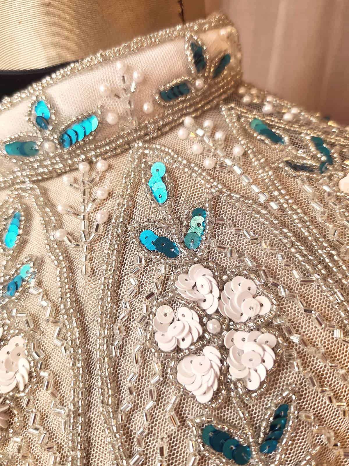 perlekappe hvid med blå og lilla blomster - detaljer