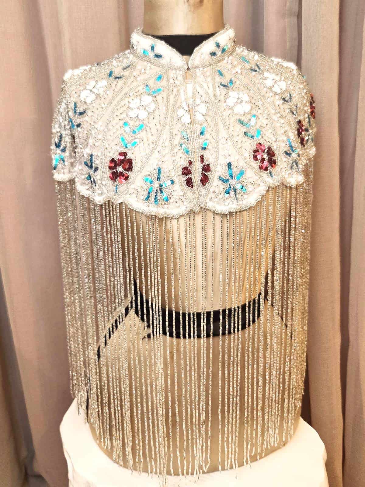 perlekappe hvid med blå og lilla blomster - forfra