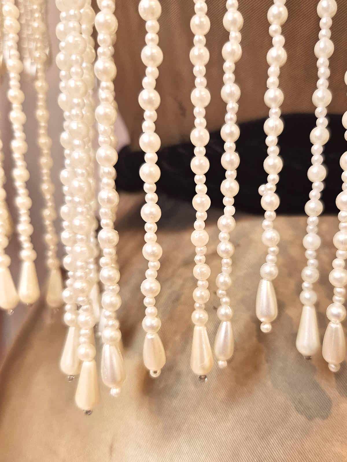 perlekappe hvid med frynser - detaljer frynser