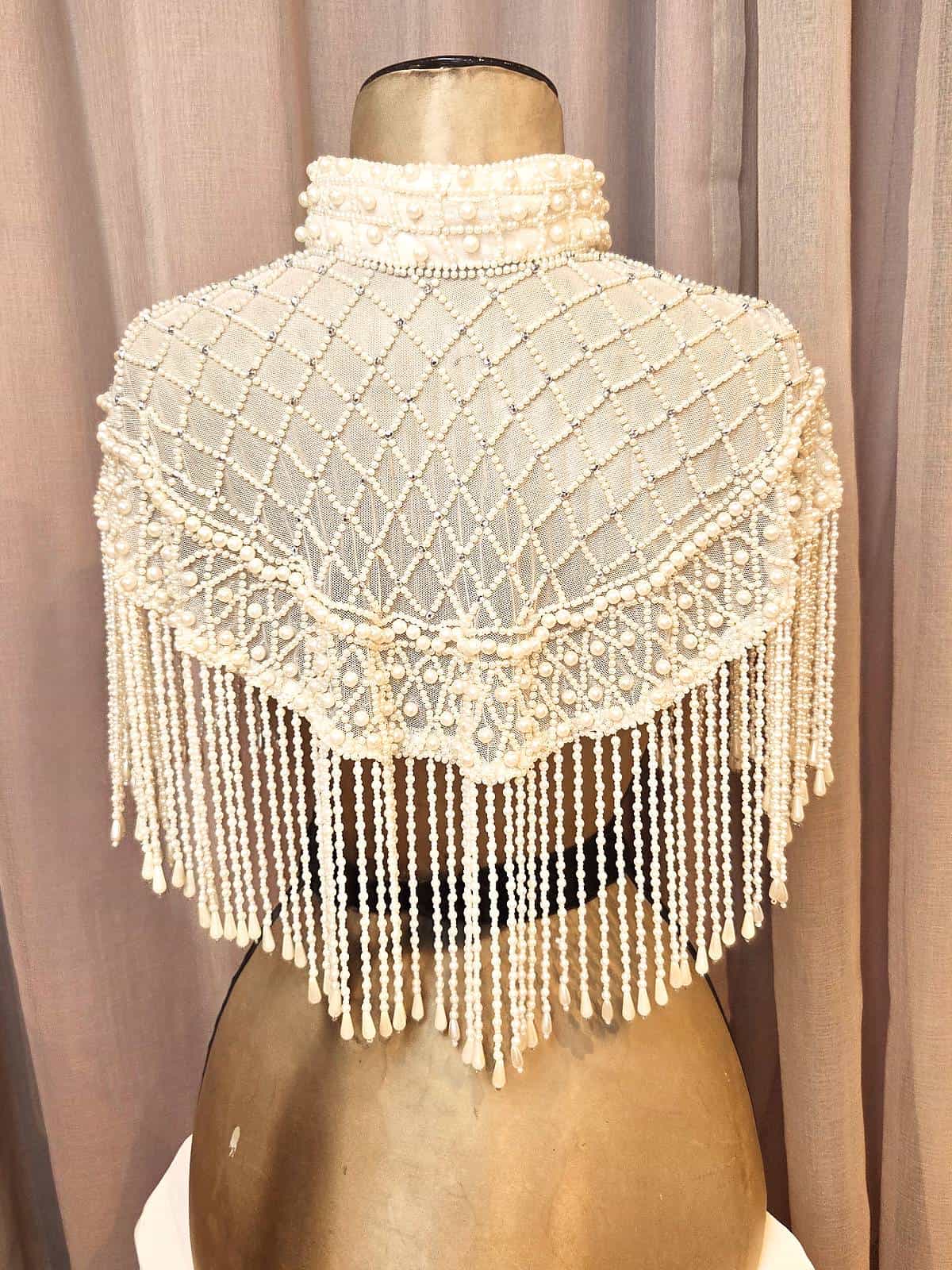 perlekappe hvid med frynser