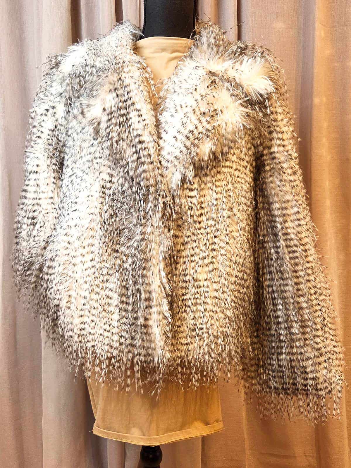 Chic&jeune pels grå og hvid