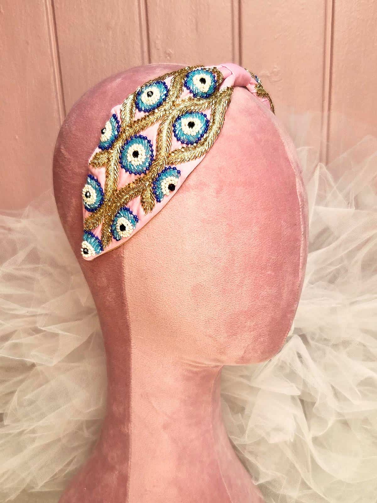 Hårbøjle håndlavet karrygul lyserød med øjne - fra siden