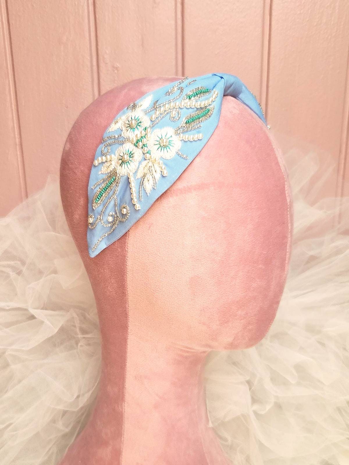 Hårbøjle håndlavet lyseblå med blomster - fra siden