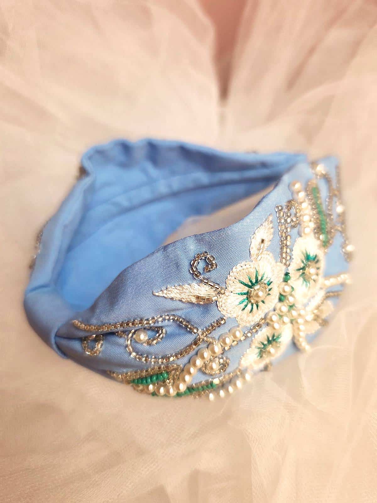 Hårbøjle håndlavet lyseblå med blomster - liggende