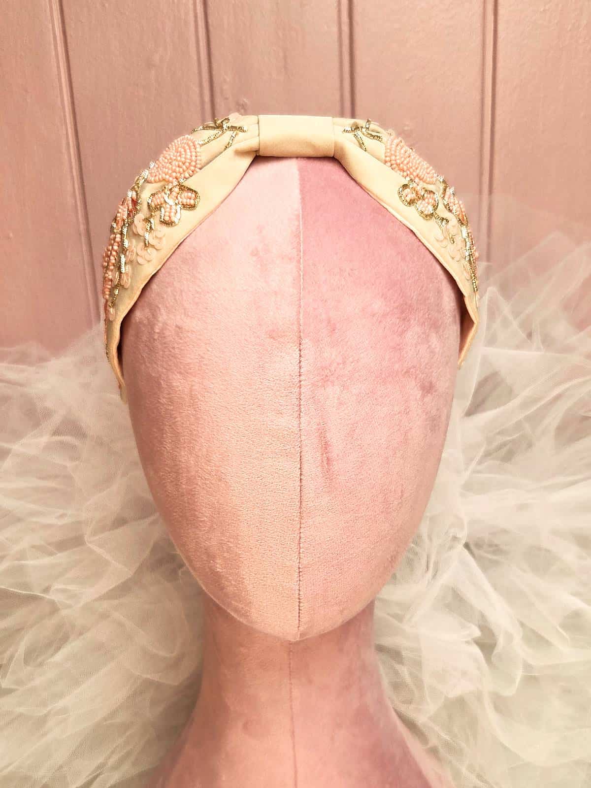 Hårbøjle håndlavet lyserød og sand med blomster - forfra