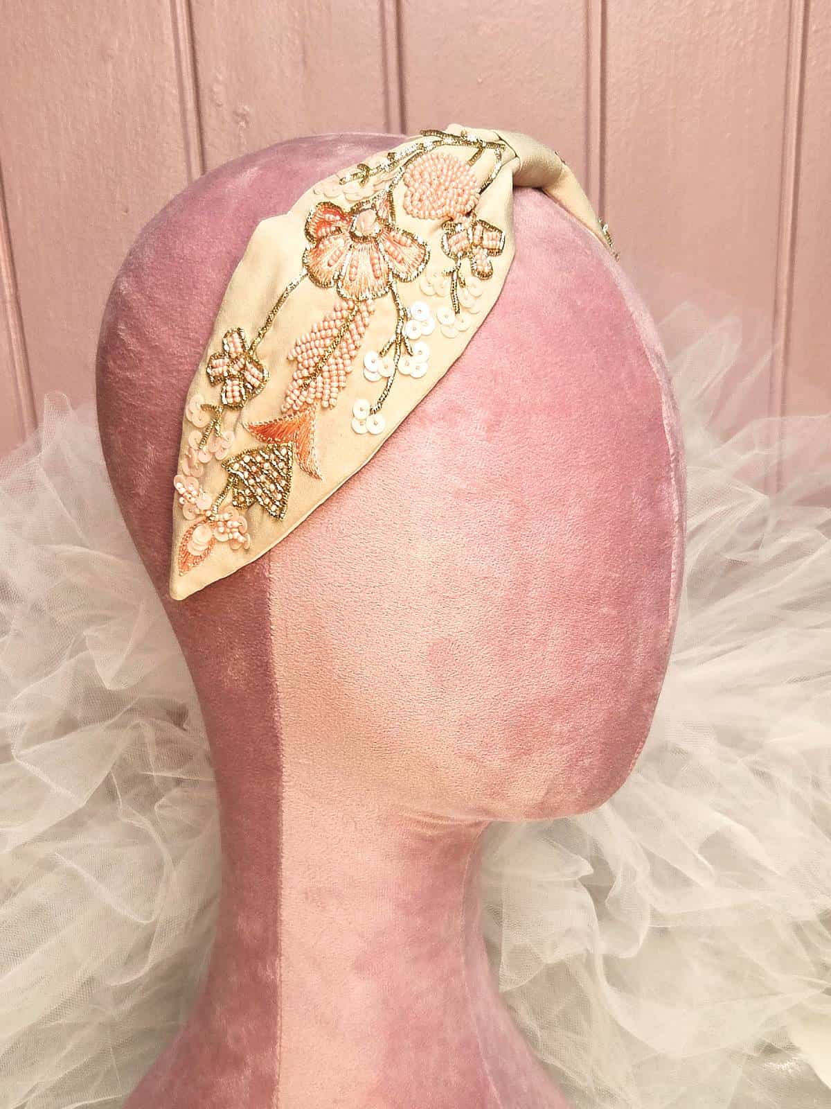 Hårbøjle håndlavet lyserød og sand med blomster - fra siden