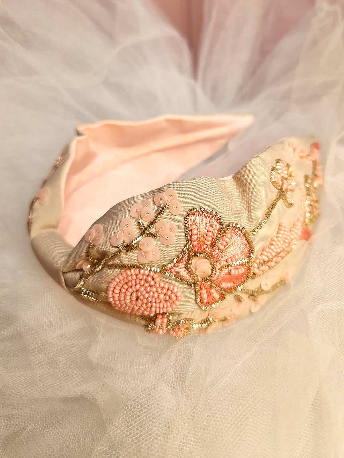 Hårbøjle håndlavet lyserød og sand med blomster - liggende