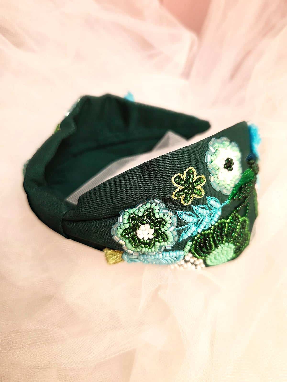 Hårbøjle håndlavet mørkegræn med blomster - liggende