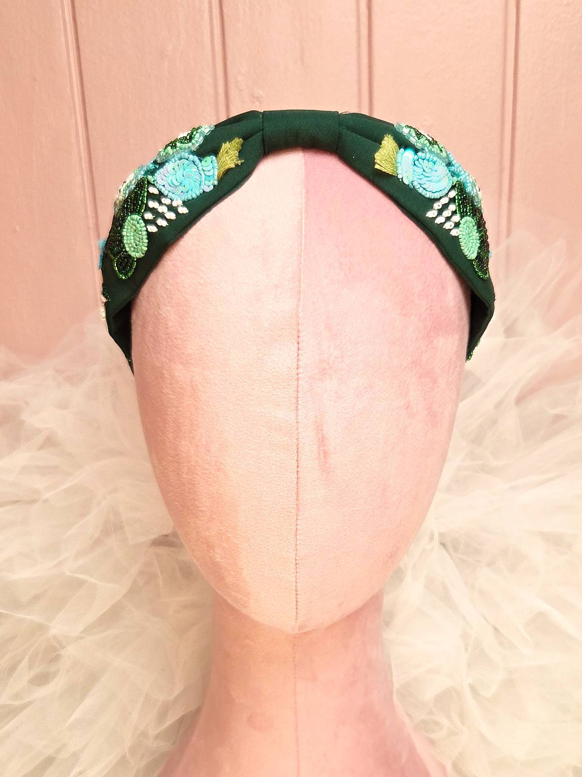 Hårbøjle håndlavet mørkegrøn med blomster - forfra