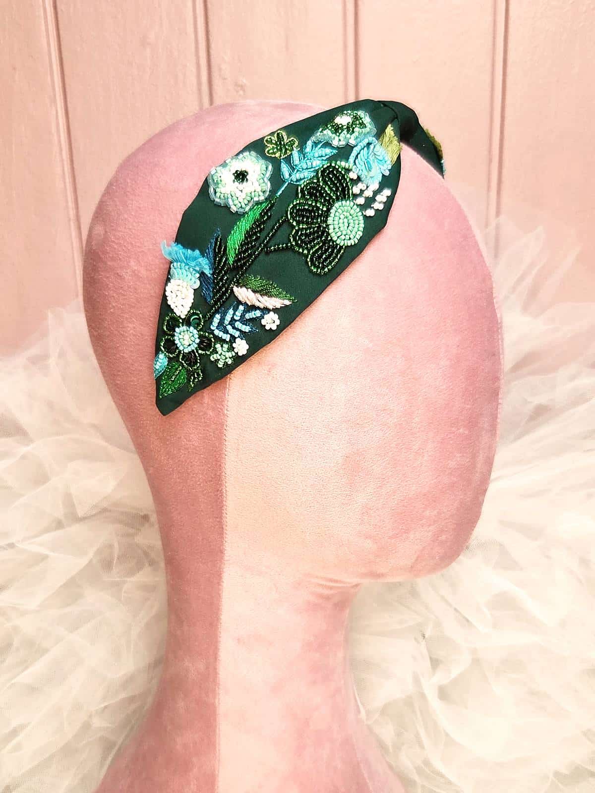 Hårbøjle håndlavet mørkegrøn med blomster - fra siden