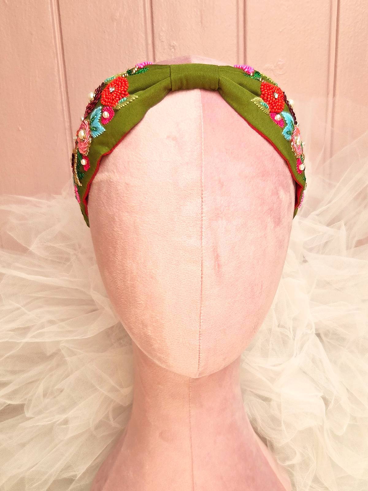 Hårbøjle håndlavet rød grøn med blomster - forfra