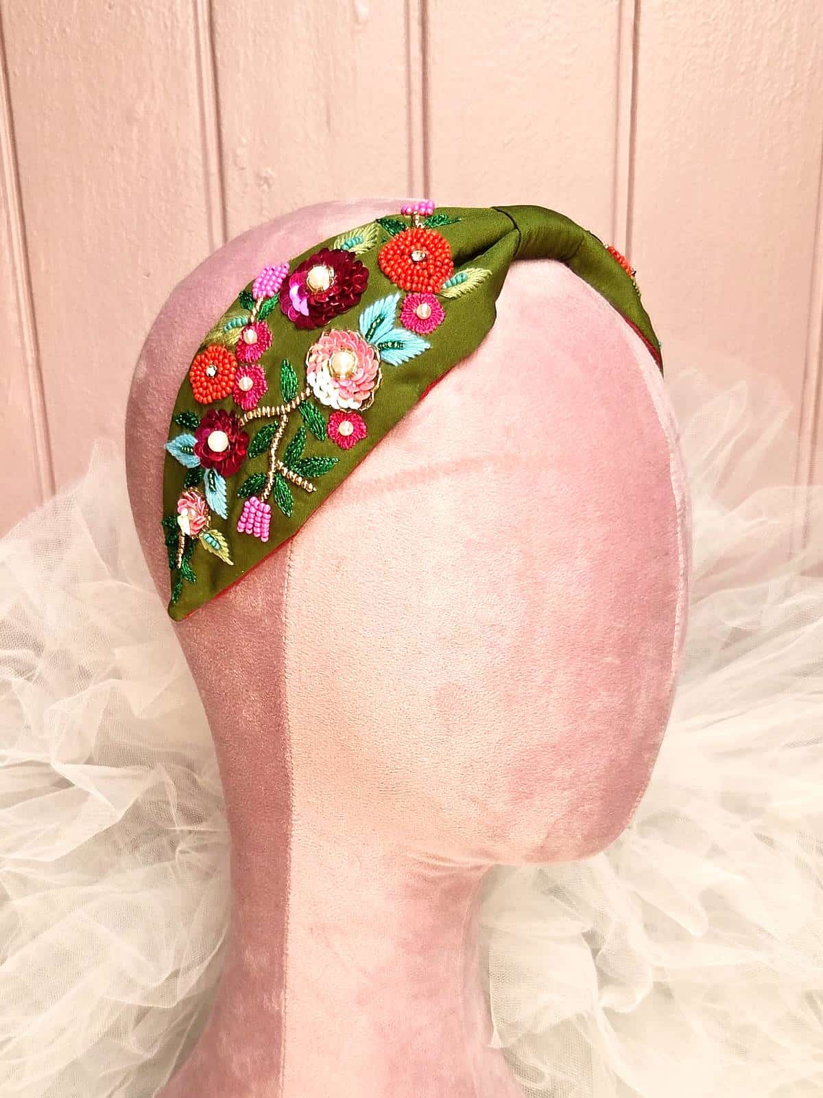 Hårbøjle håndlavet rød grøn med blomster - fra siden