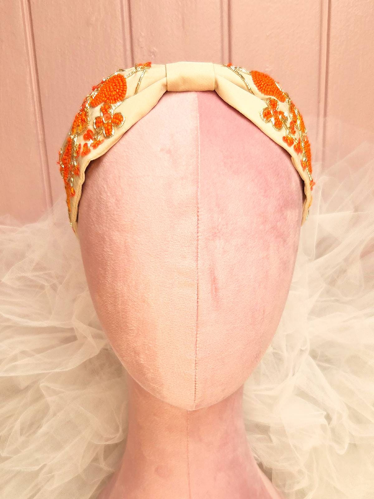 Hårbøjle håndlavet sandfarvet med orange blomster - forfra