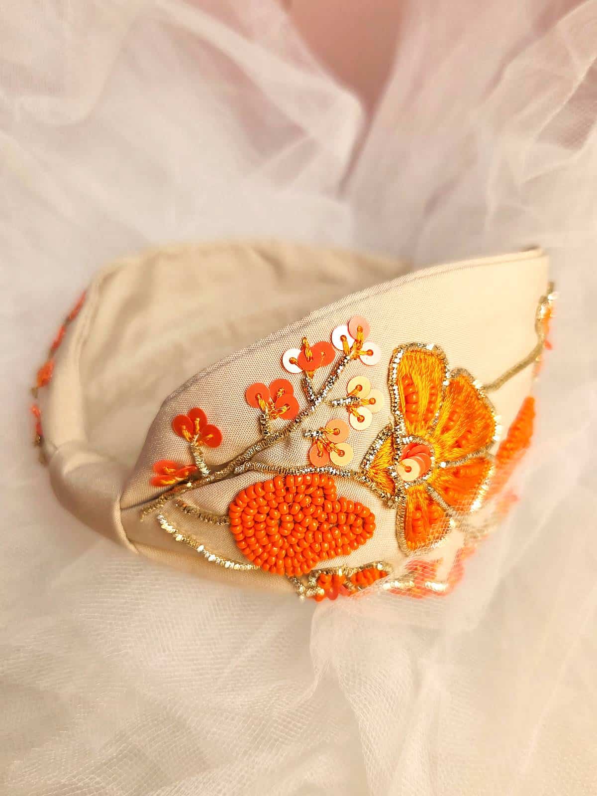 Hårbøjle håndlavet sandfarvet med orange blomster - liggende