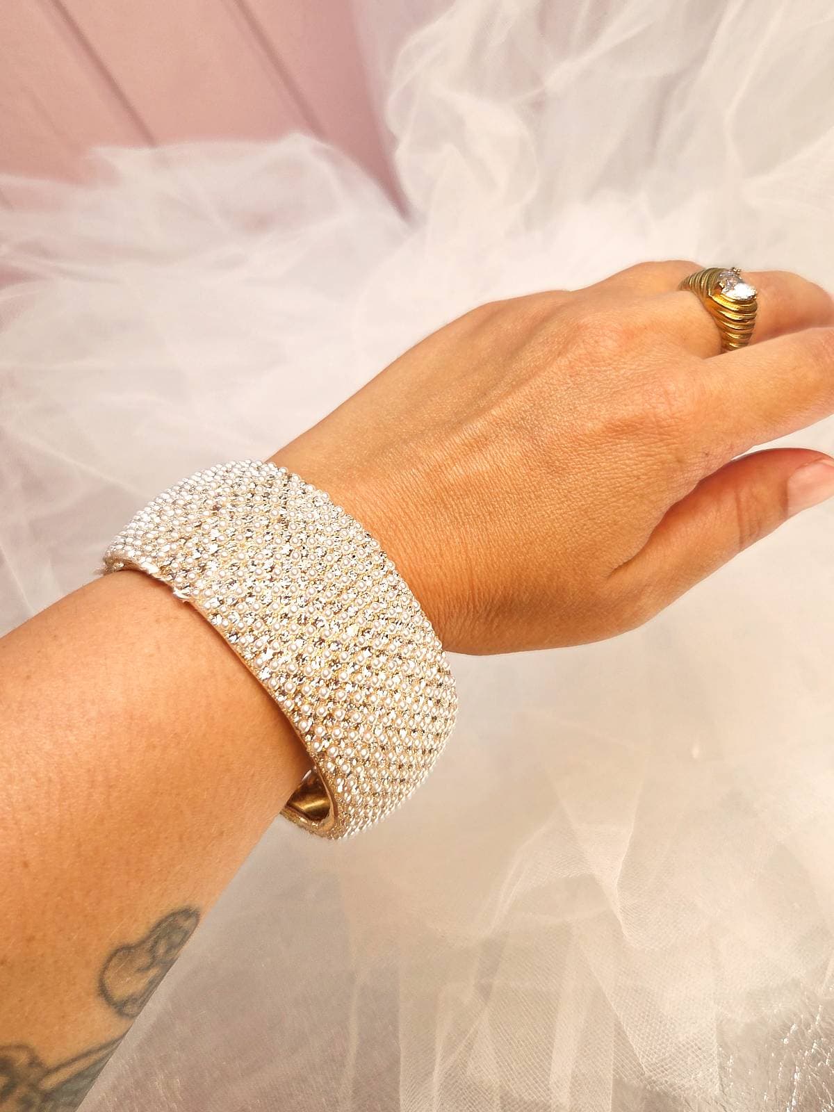 Perlebangle hvid - på arm