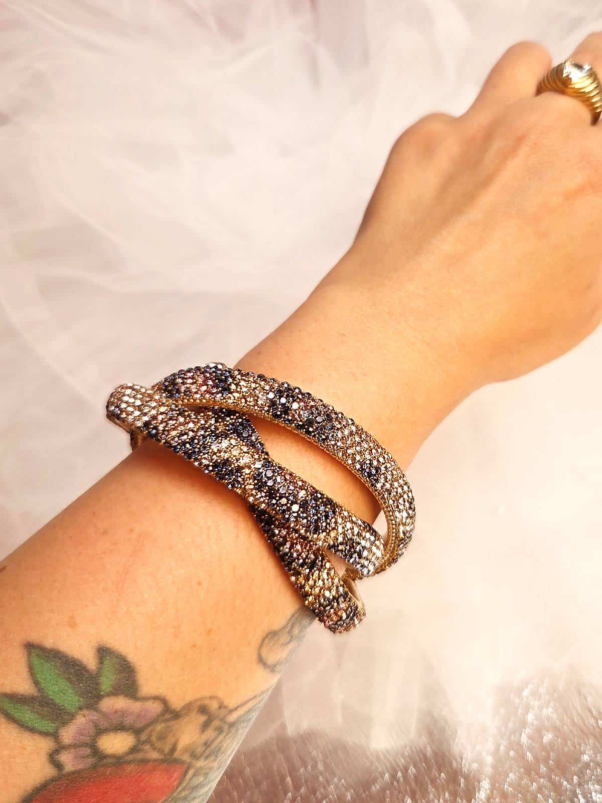 Perlebangle trio Leopard - på arm