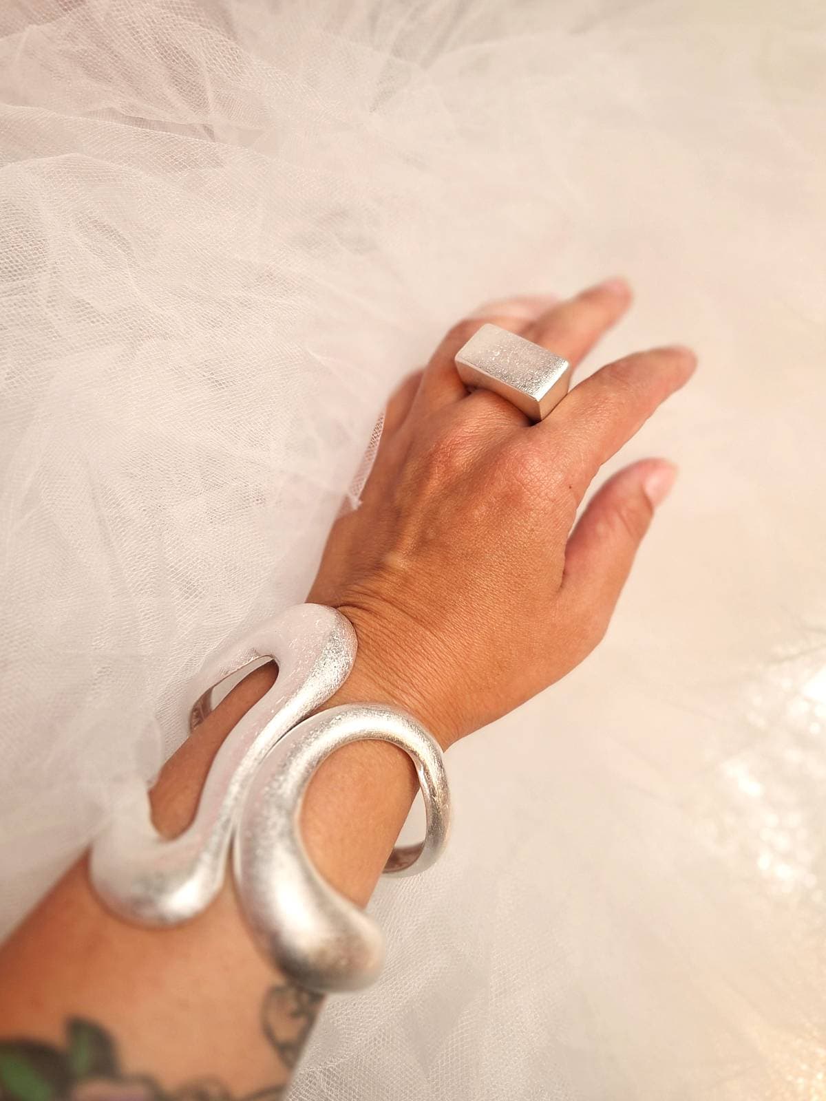 Sølvring chunky firkant - på finger