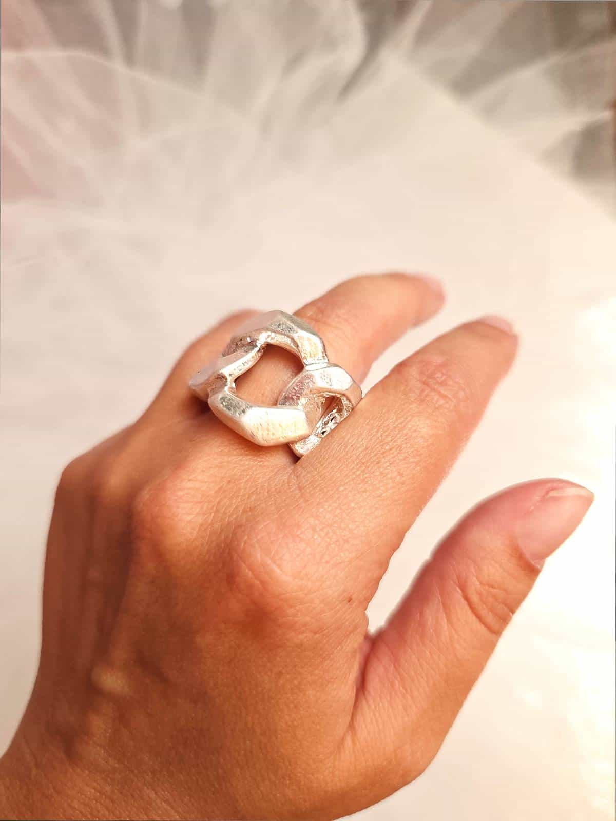 Sølvring chunky kædeled - på finger - detaljer