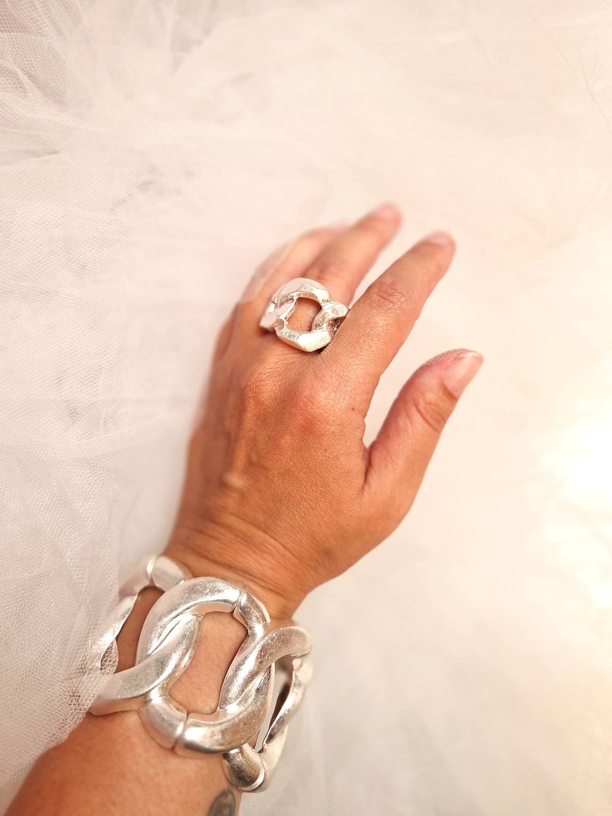 Sølvring chunky kædeled - på finger