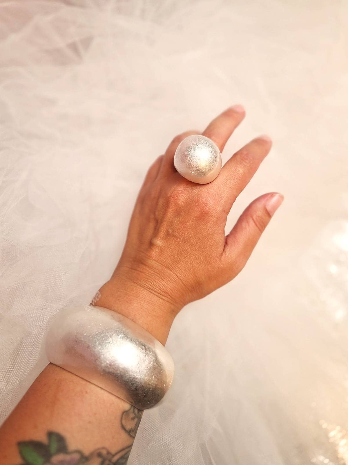 Sølvring chunky rund - på finger