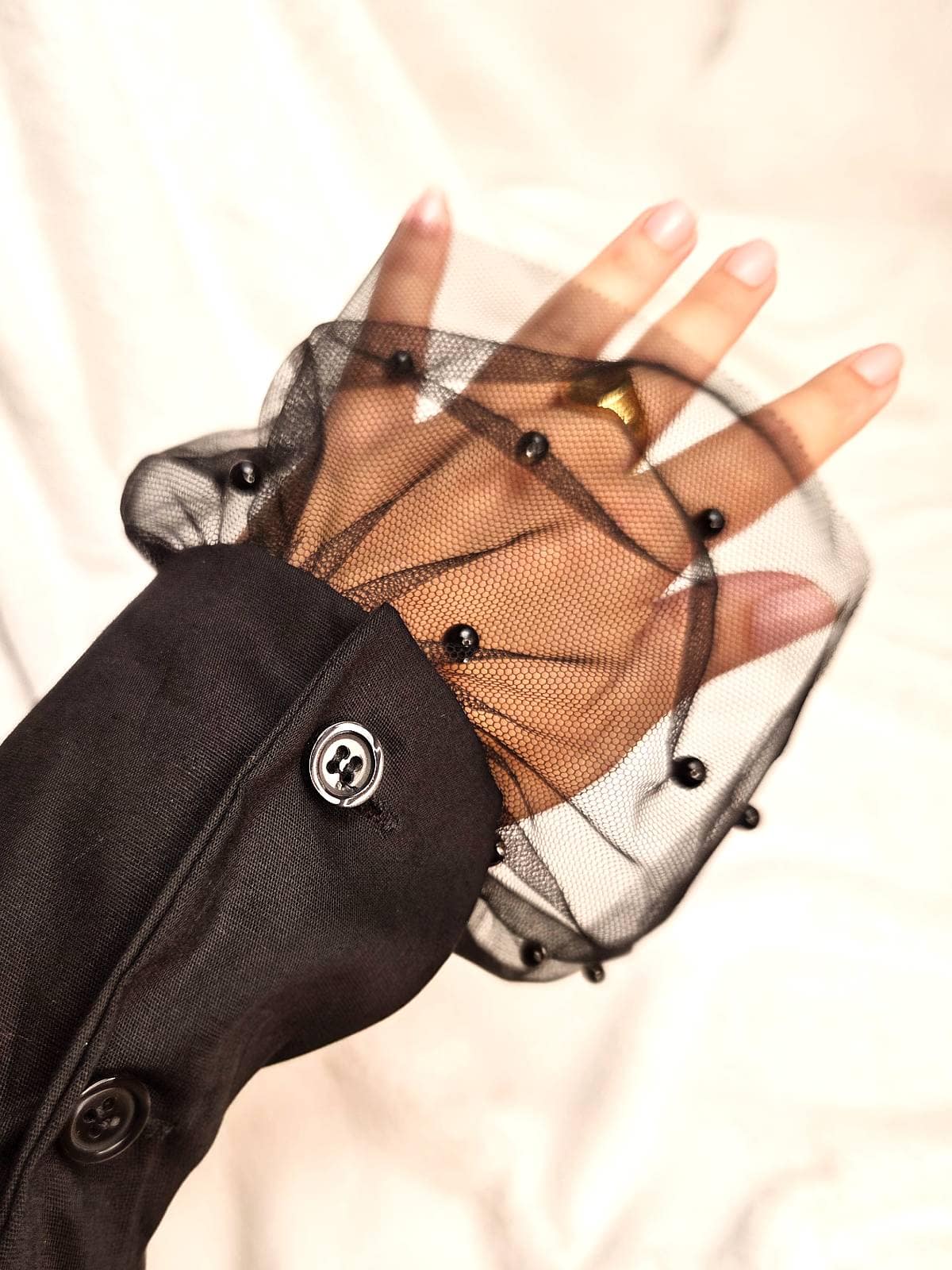 håndledsmanchetter sorte perler under skjorte