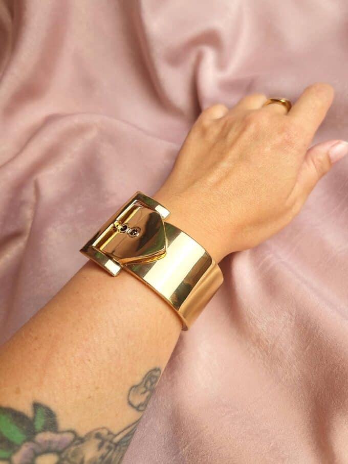 armbånd guld bæltespænde - på arm