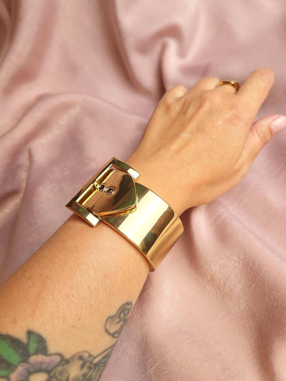 armbånd guld bæltespænde - på arm