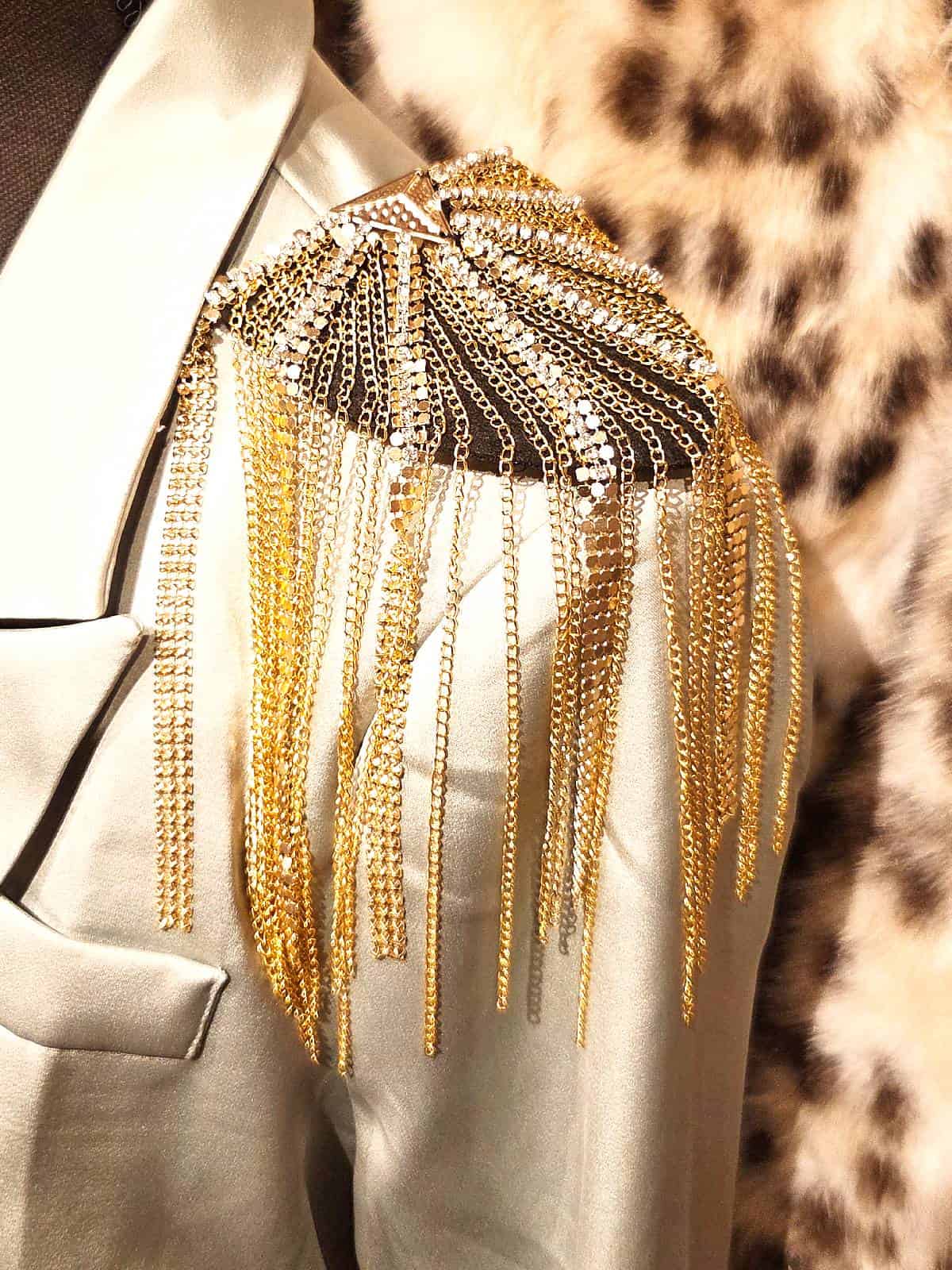 epauletter guld kæder closeup (1)