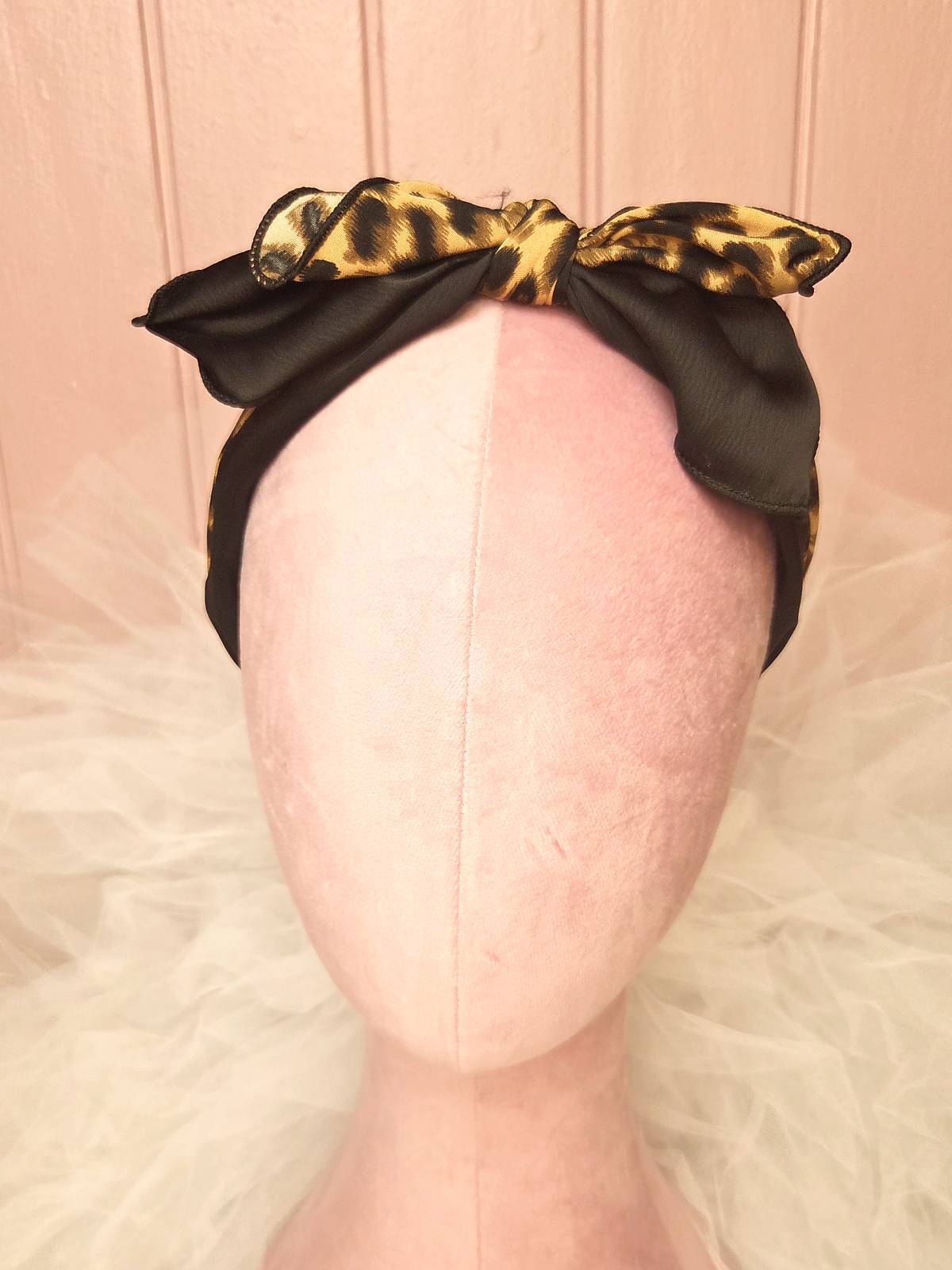 hårbøjle håndlavet sort med leopard - forfra