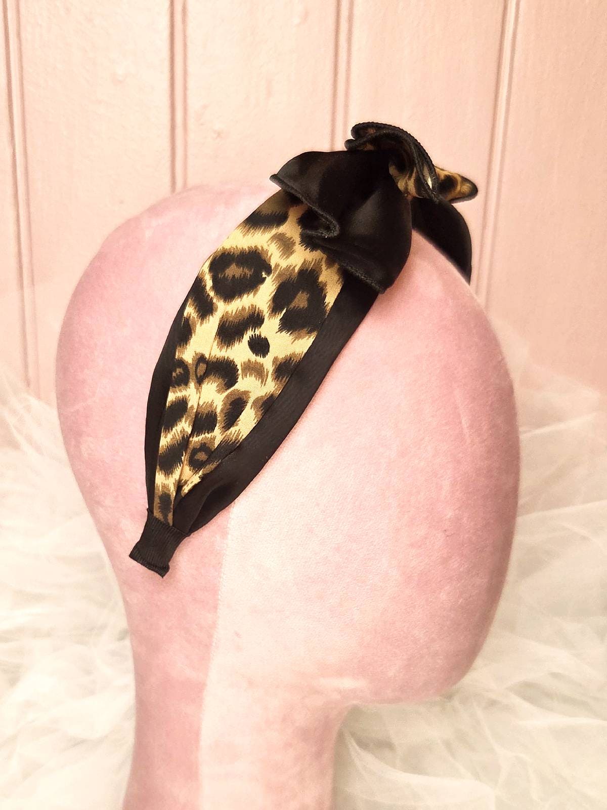hårbøjle håndlavet sort med leopard - fra siden