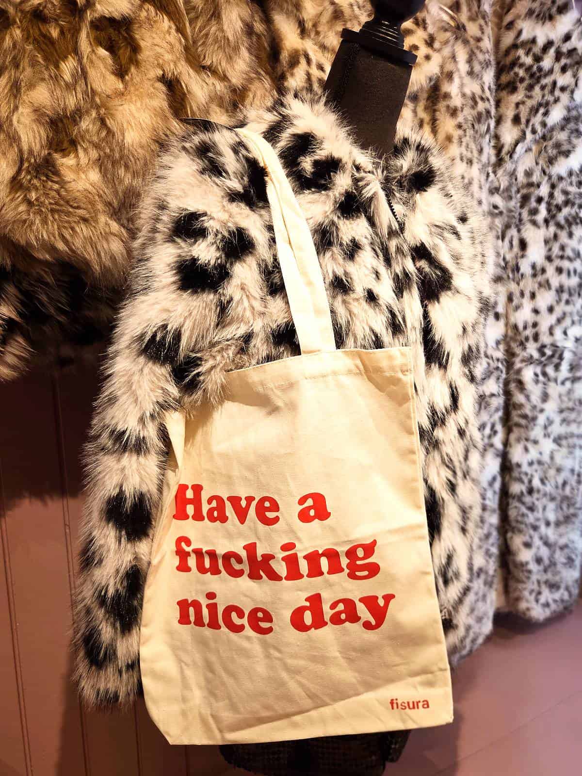 mulepose nice day på skulder