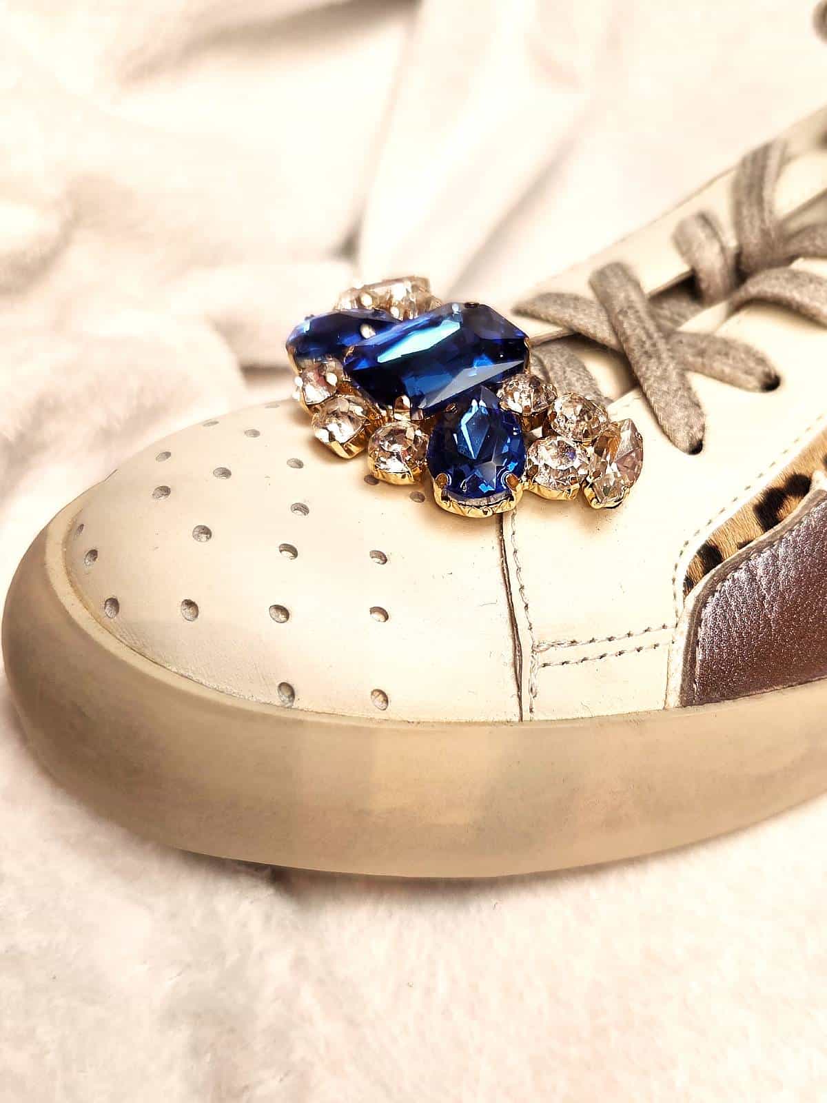 skoklips blå og hvide sten på sko