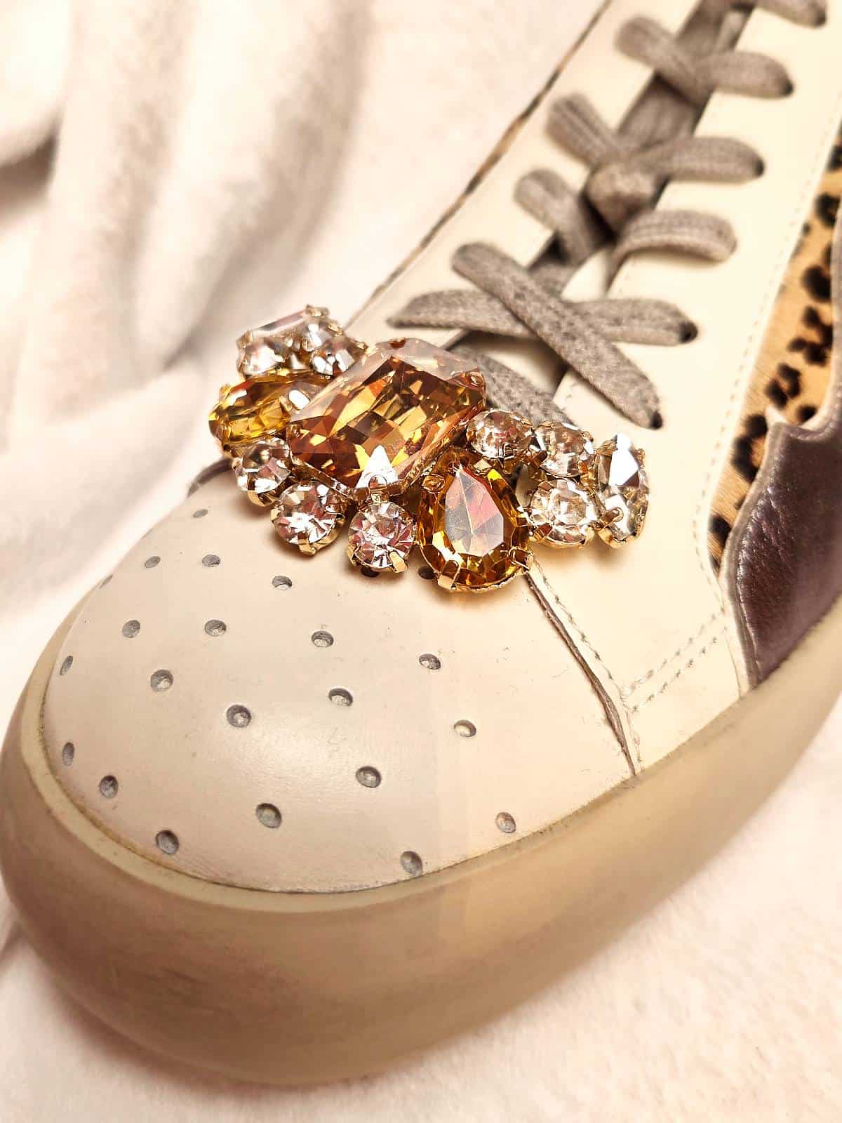 skoklips guld og hvide sten på sko