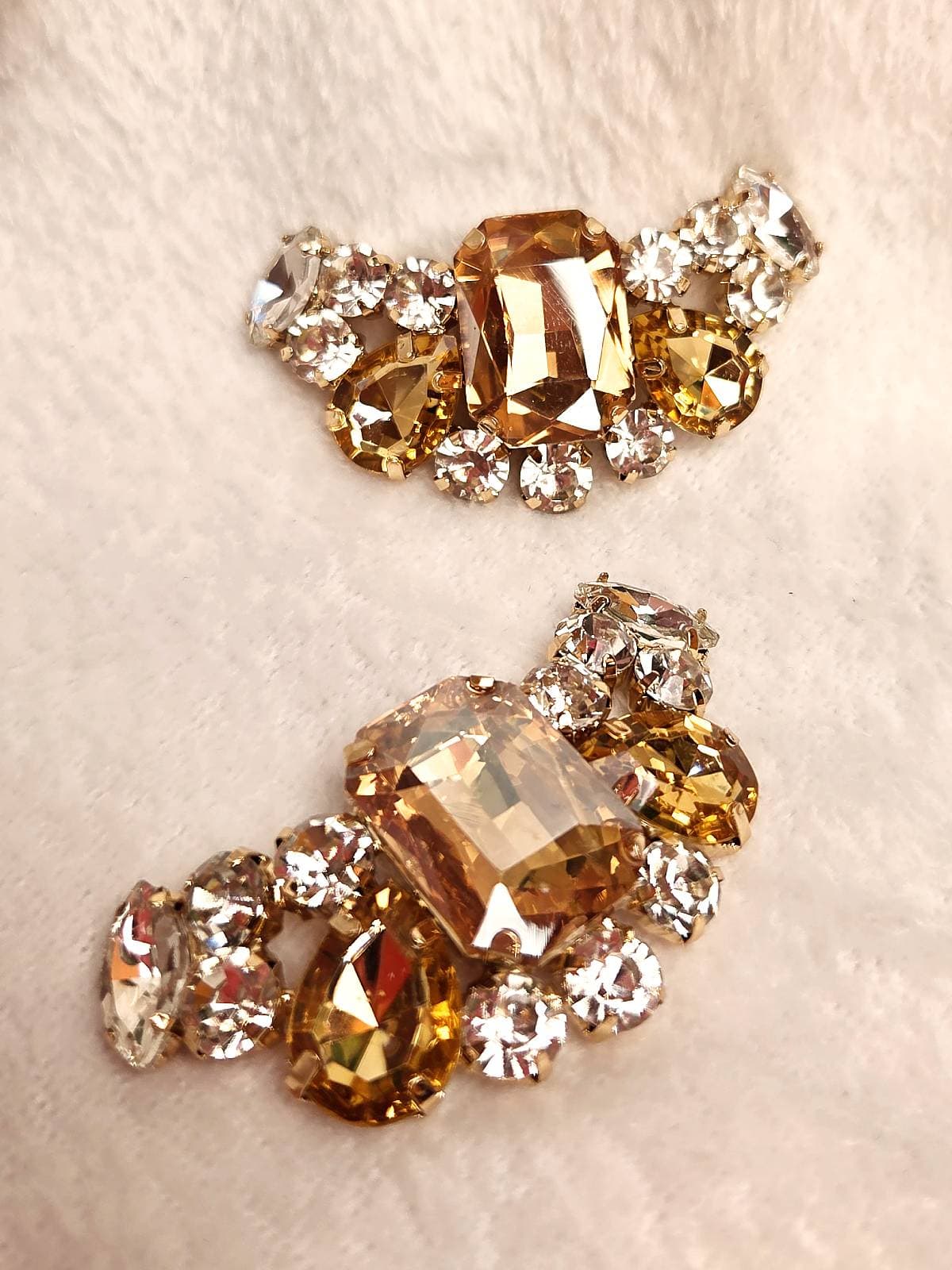 skoklips guld og hvide sten