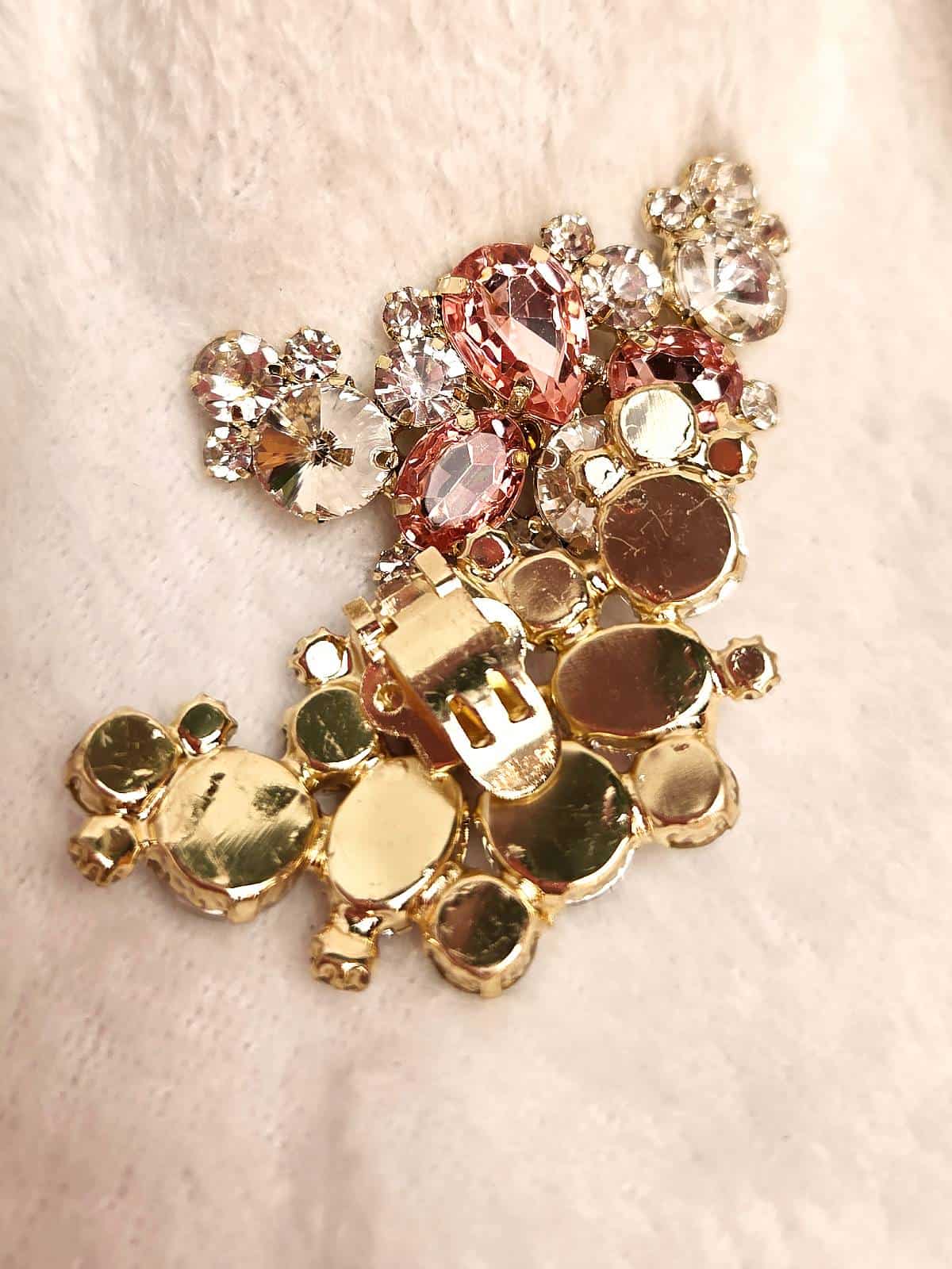 skoklips hvide og lyserøde sten bagside