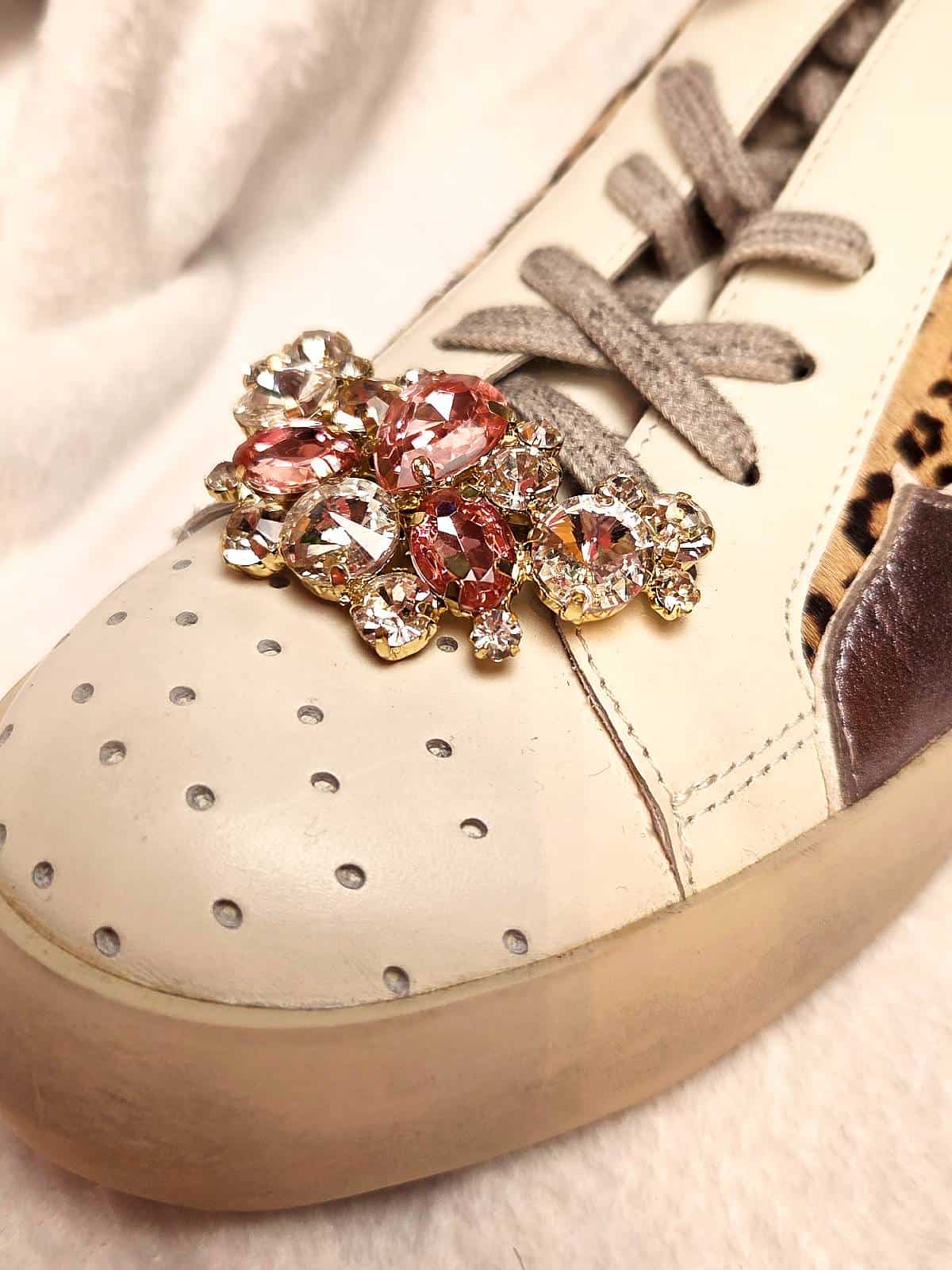 skoklips hvide og lyserøde sten på sko