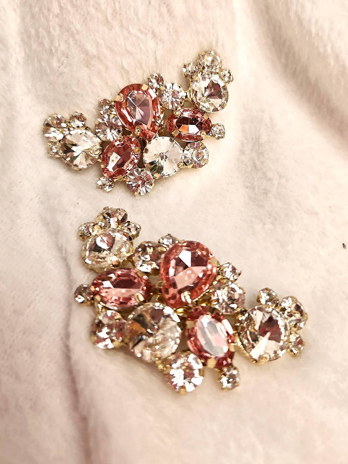 skoklips hvide og lyserøde sten