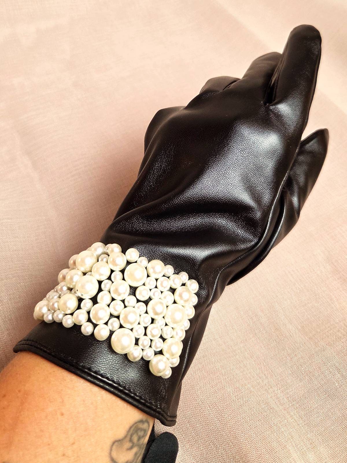 Handsker med perler - på hånd