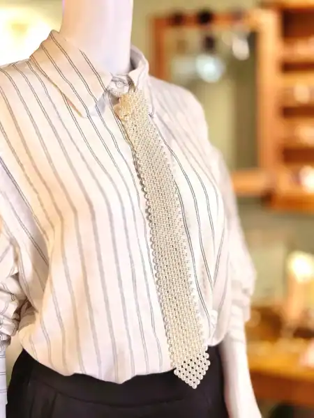 Perleslips halskæde i guld til elegante outfits.