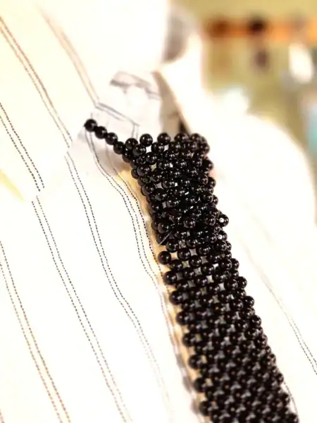 Perleslips halskæde med sorte perler, perfekt til elegante outfits.