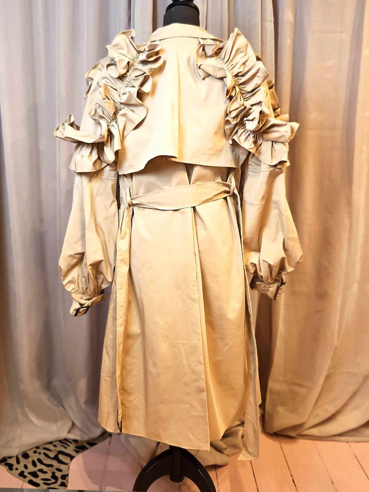 Trenchcoat Ruffles ryg