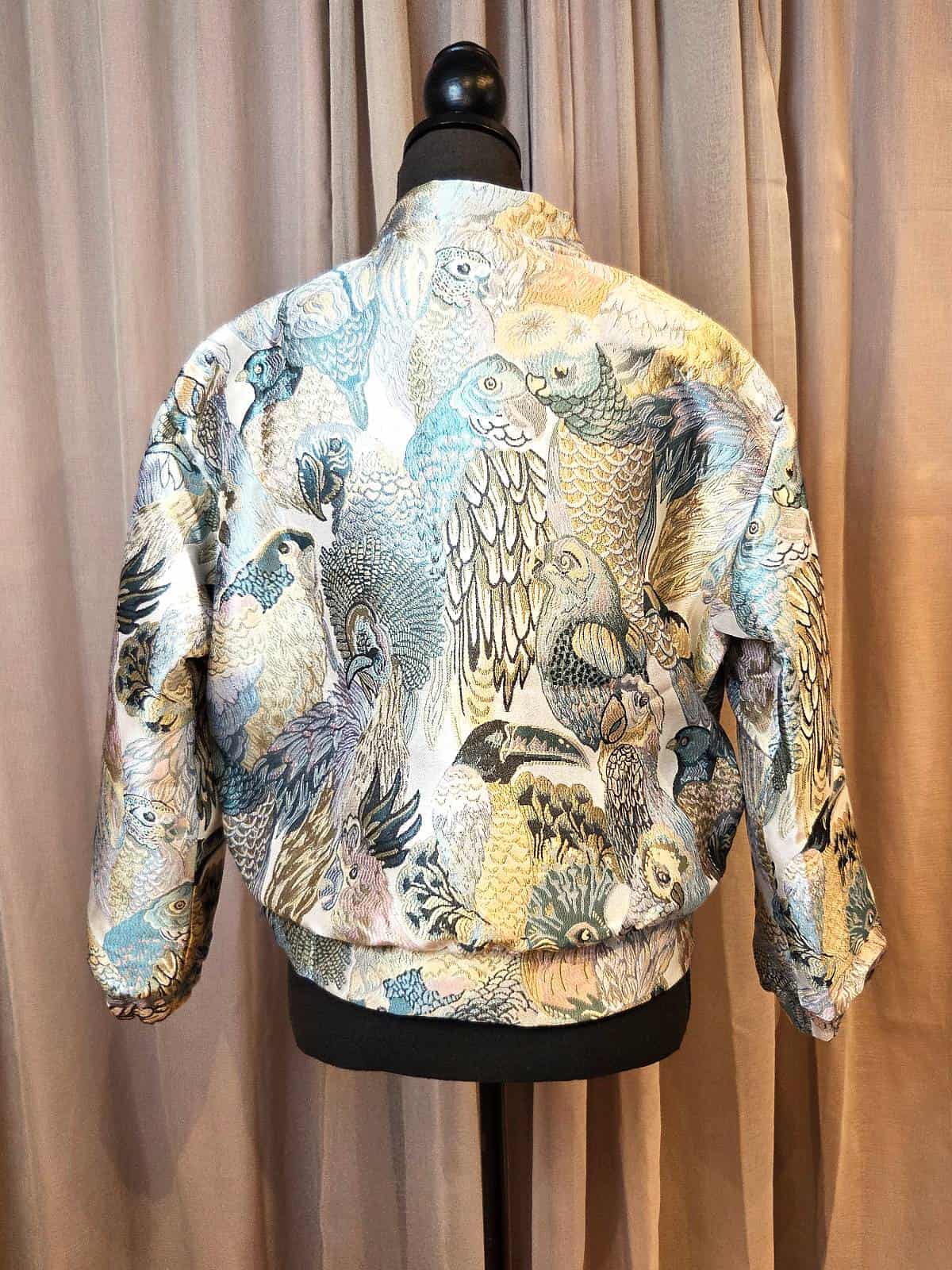 brokadejakke med fuglemotiv bagfra