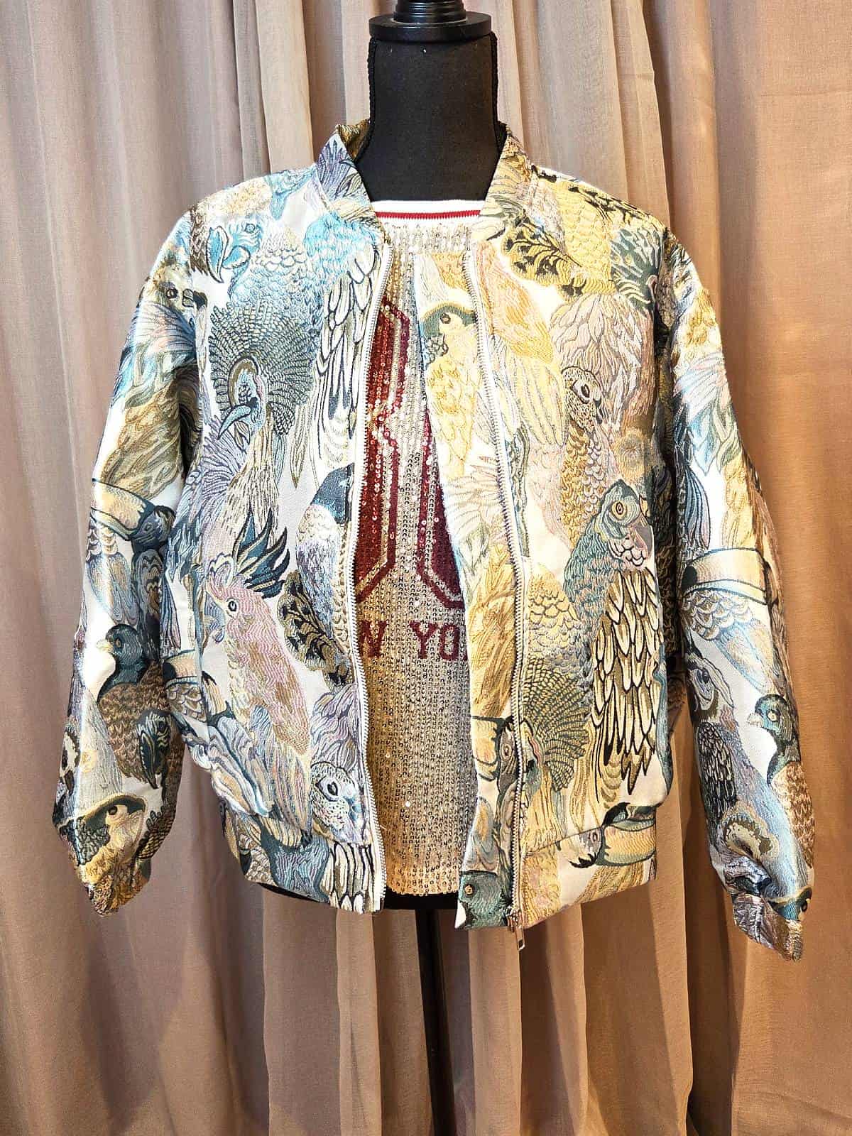 brokadejakke med fuglemotiv