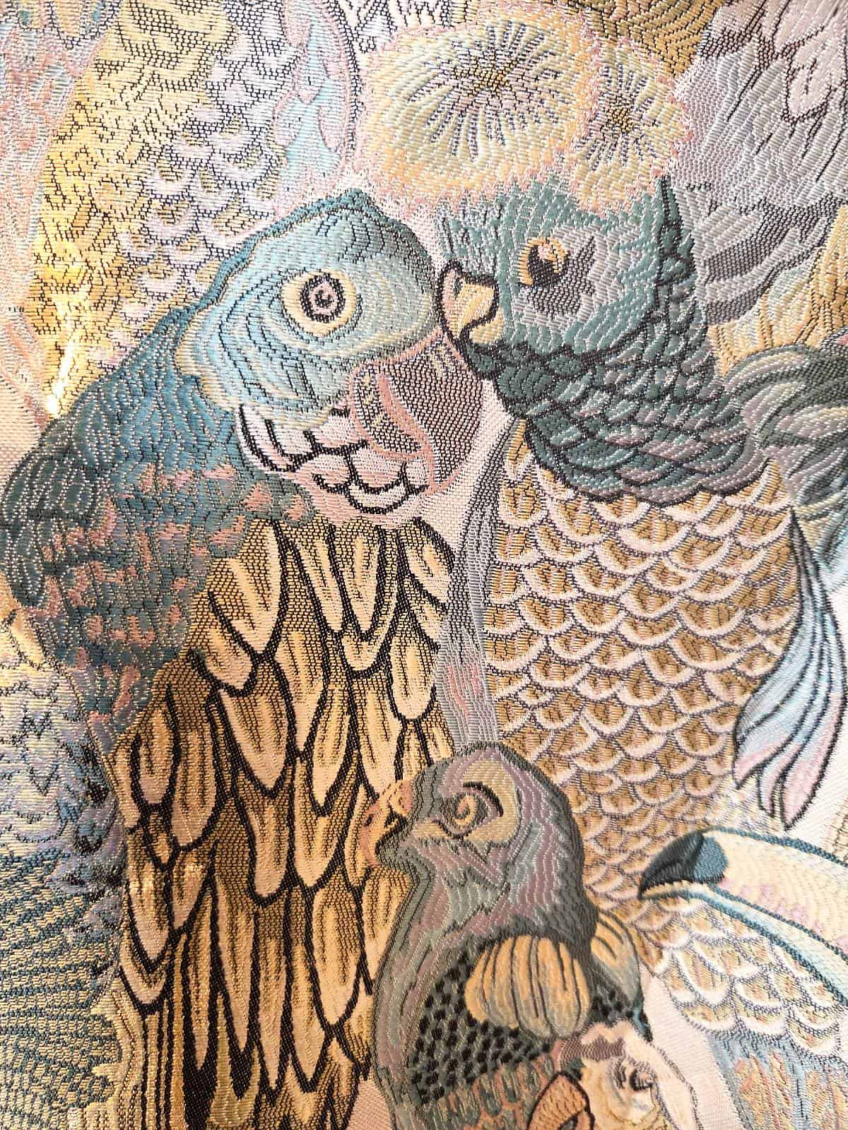 brokadejakke med fuglemotiv detaljer