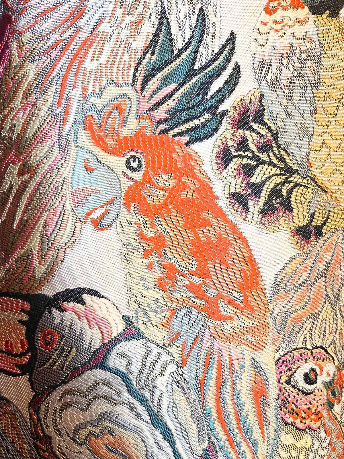 brokadejakke med fuglemotiv detaljer