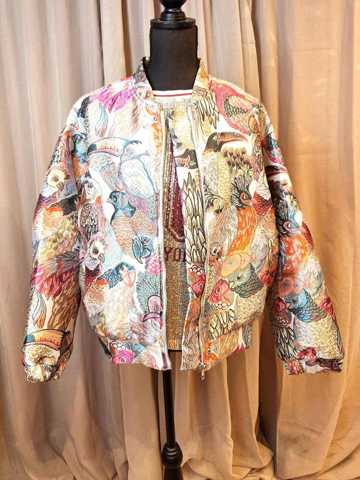 brokadejakke med fuglemotiv