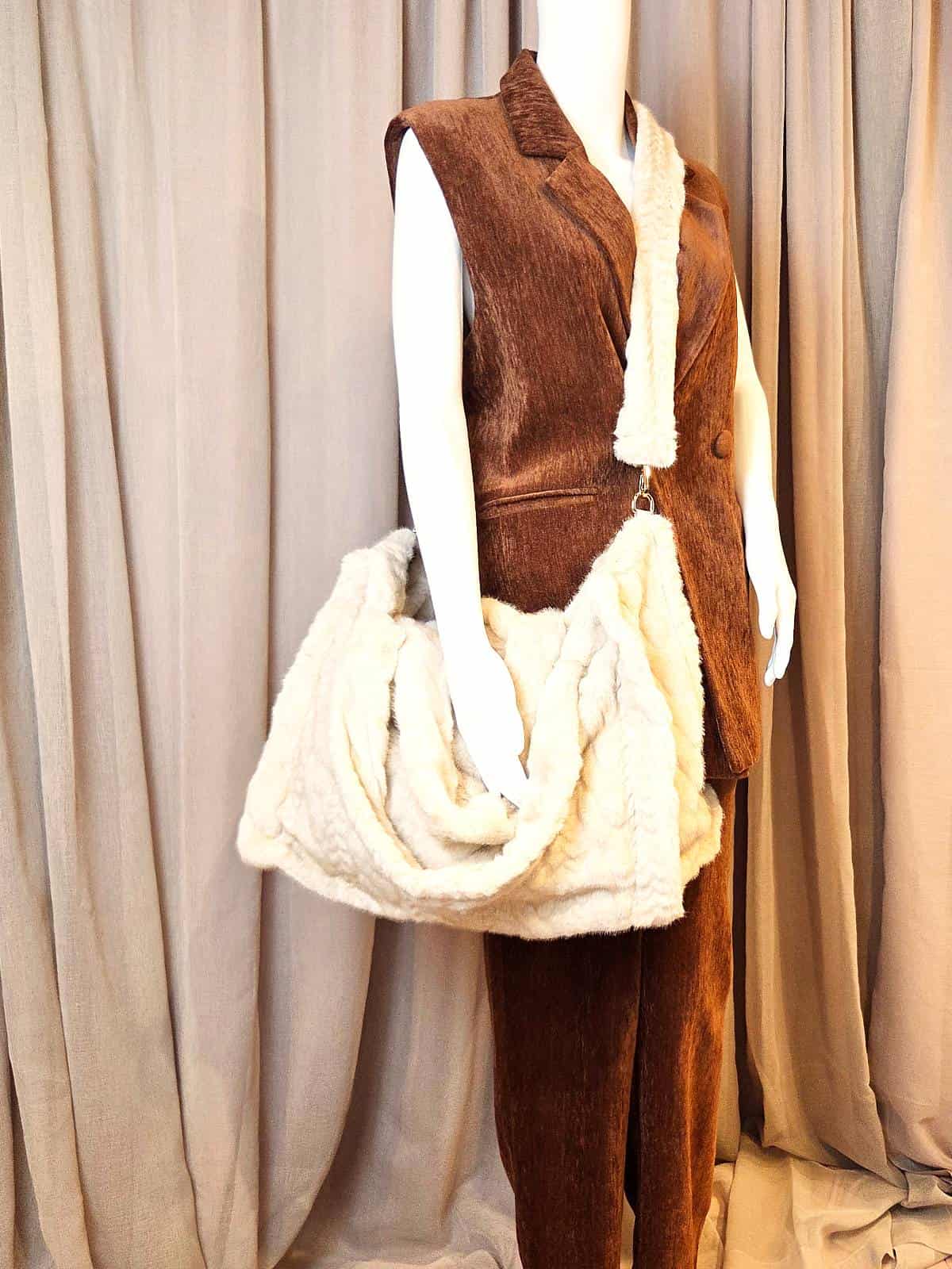 imiteret pelstaske hvid - på arm