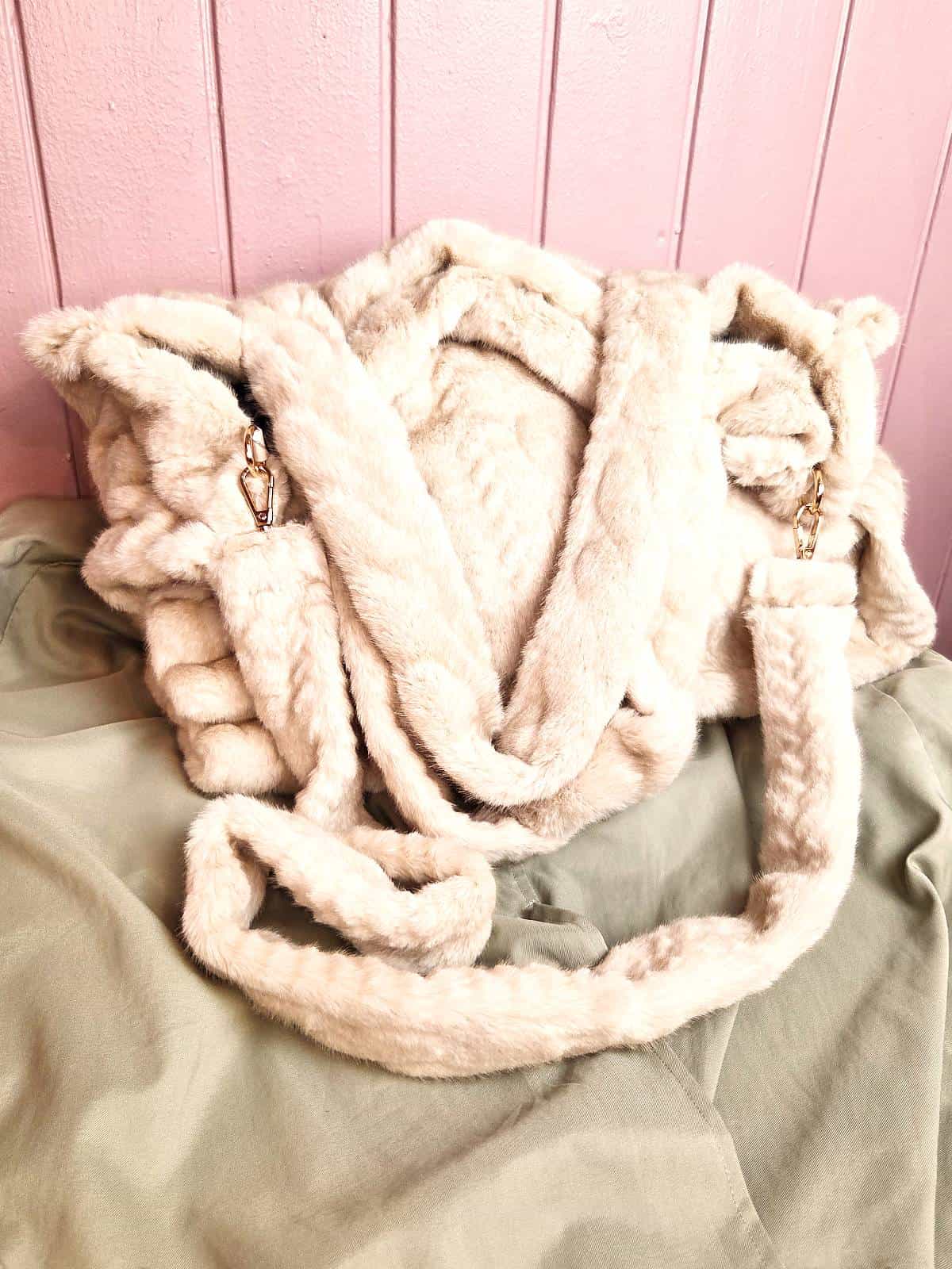 imiteret pelstaske hvid