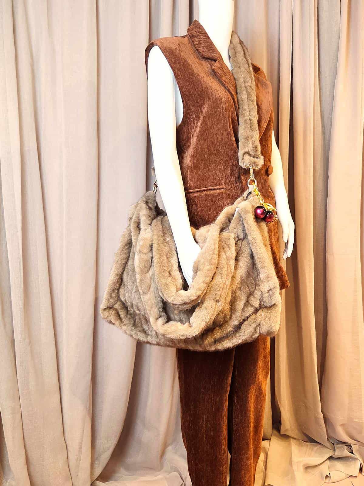 imiteret pelstaske taupe - på arm