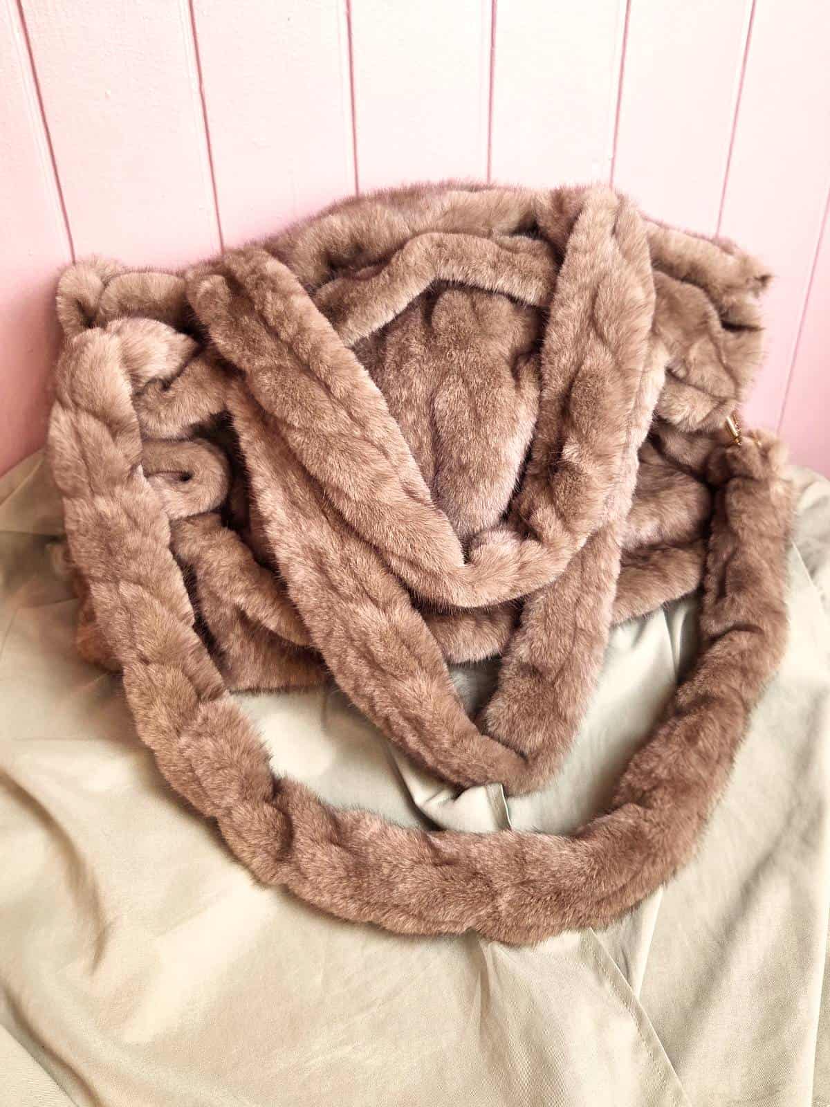 imiteret pelstaske taupe